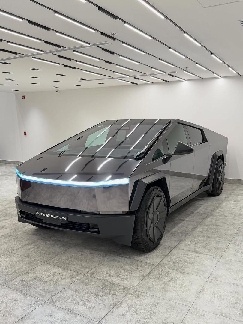 Model S Plaid Thumbnail 2